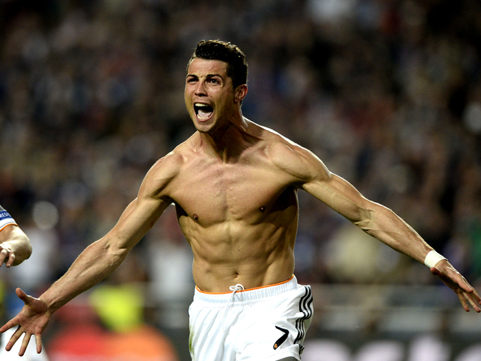 299场，巴尔韦德距离皇马正式比赛300场里程碑只差一场